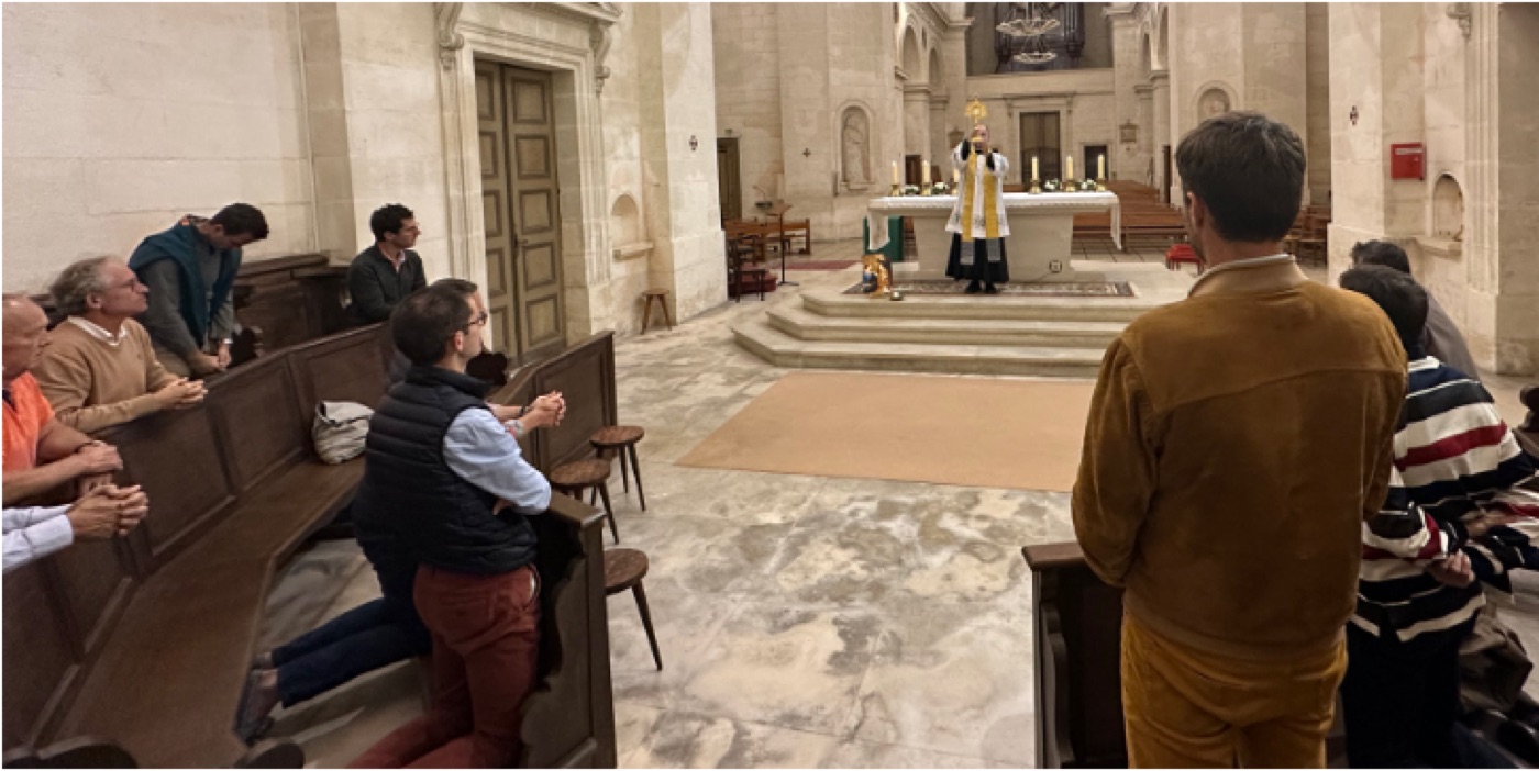 Adoration du Saint-Sacrement lors du jeudi des pères.