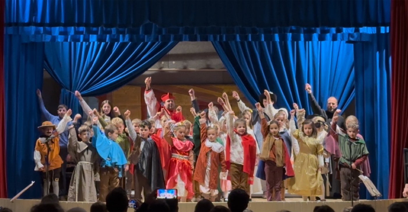 Spectacle des enfants du patronage Pippo Buono sur scène.