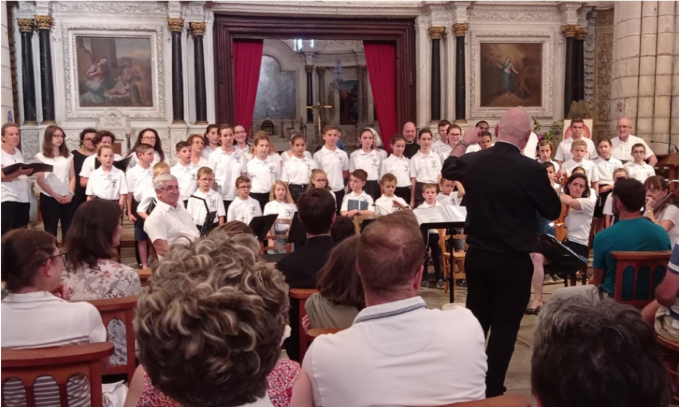Chœur et orchestre du camp musique lors d'un concert en l'église.