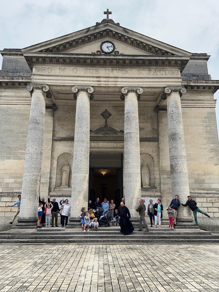 Sortie de messe devant l'église Saint-Jacques de l'Houmeau, à Angoulême.